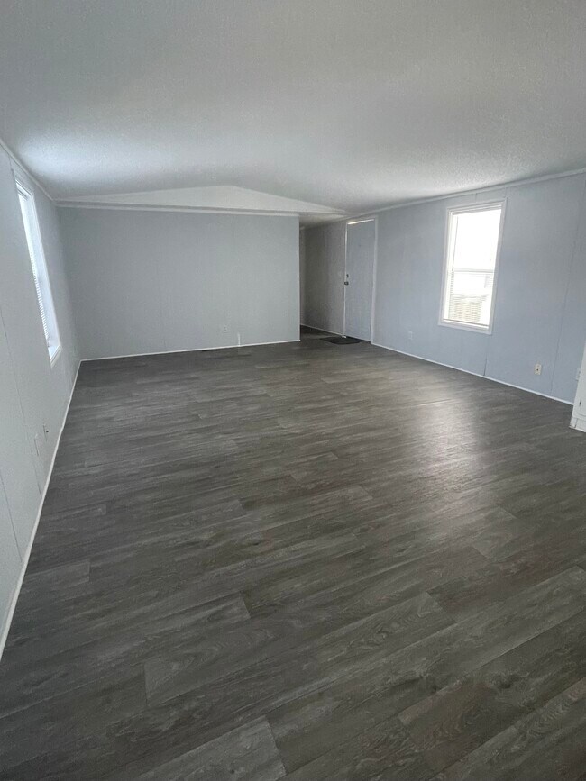 Foto del edificio - 5012 Shoreline Cir W