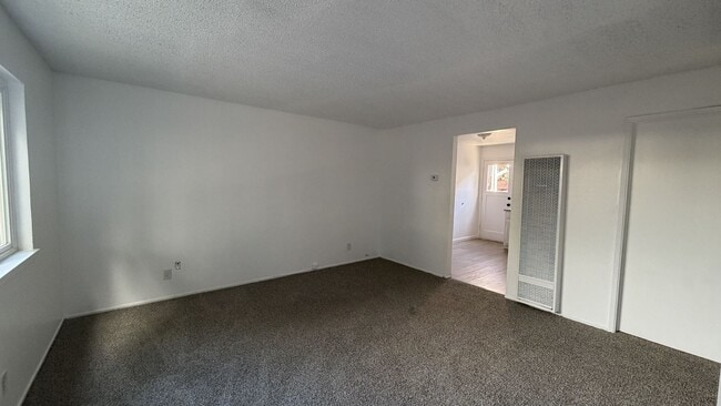 Building Photo - Cozy 2 Bedroom 1 1/2 Bath Townhouse Style ...