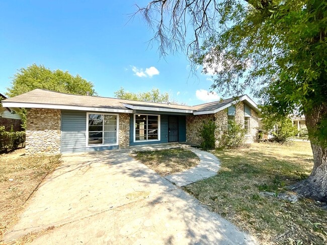 Spacious 4-Bedroom Home with Huge Backyard in San Antonio - Spacious 4-Bedroom Home with Huge Backyard in San Antonio