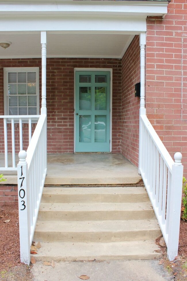 Foto del edificio - 3 Bedrooms 2 Full Bathrooms (one block fro...