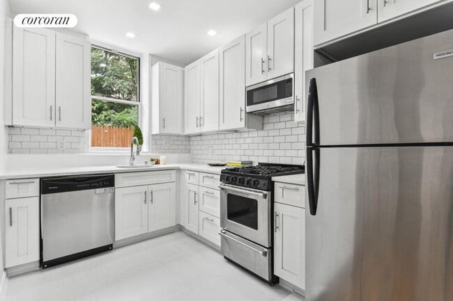Building Photo - 401 W 56th St
