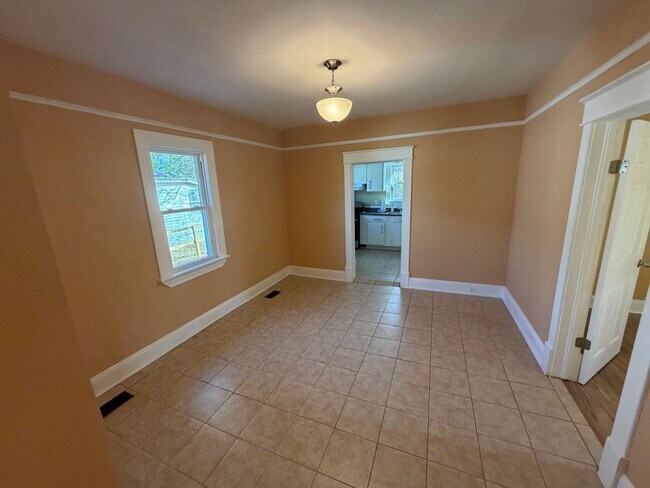 Foto del edificio - 2 Bedroom Brick House, Covered Porch, Hardwood floors, Central HVAC