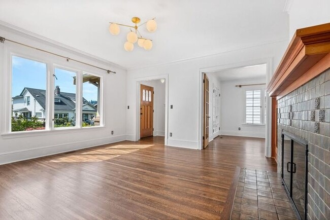 Building Photo - Quintessential Craftsman in Coveted Mt. Baker