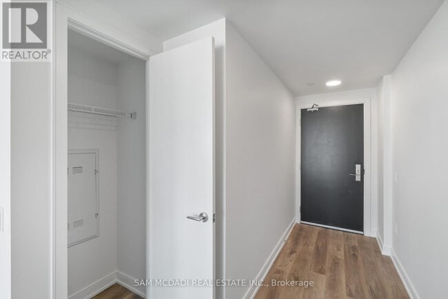 Building Photo - 3009-3009 Novar Rd