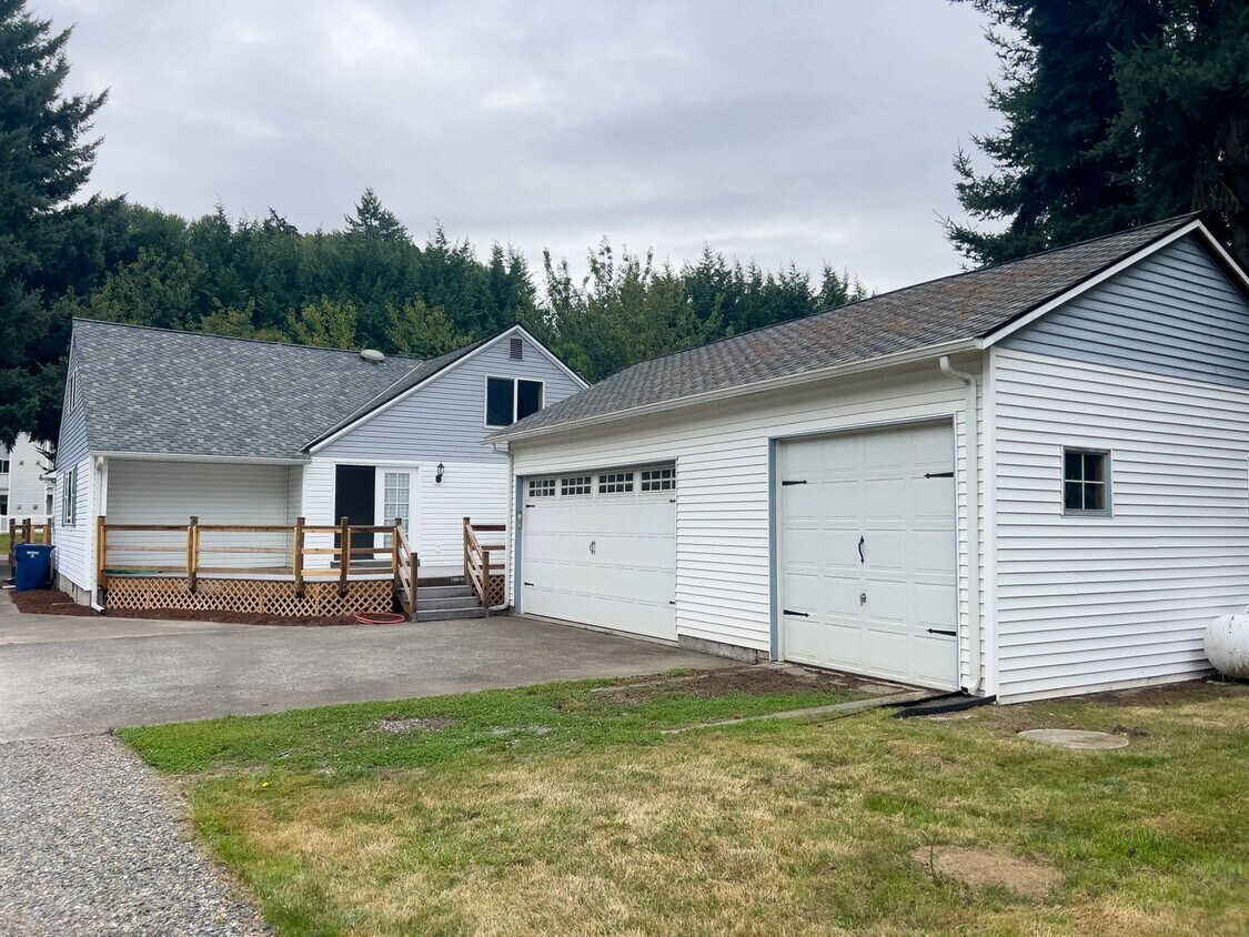 Primary Photo - Country living 5 bed w/RV parking and 3 car garage!