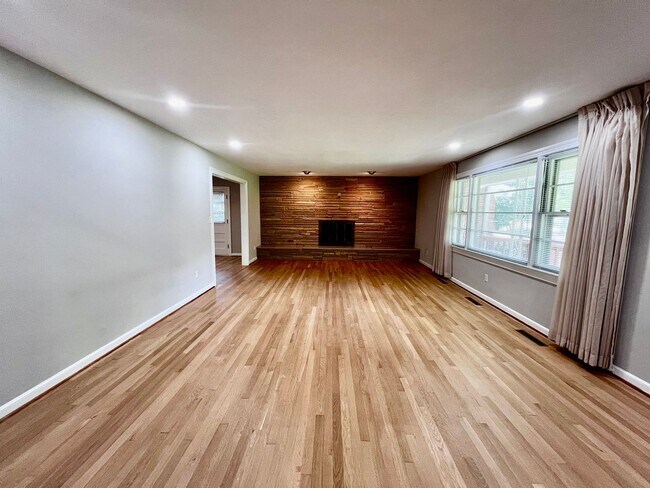 Foto del edificio - STUNNING home with fully finished BASEMENT!!!