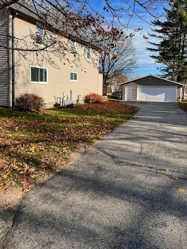 Building Photo - 4 Bed 2 Bath Single Family Home