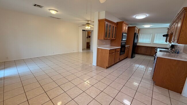 Foto del edificio - 40005 Benson Park Rd