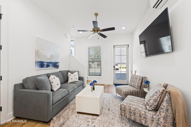 Building Photo - 204 Steiner Oaks