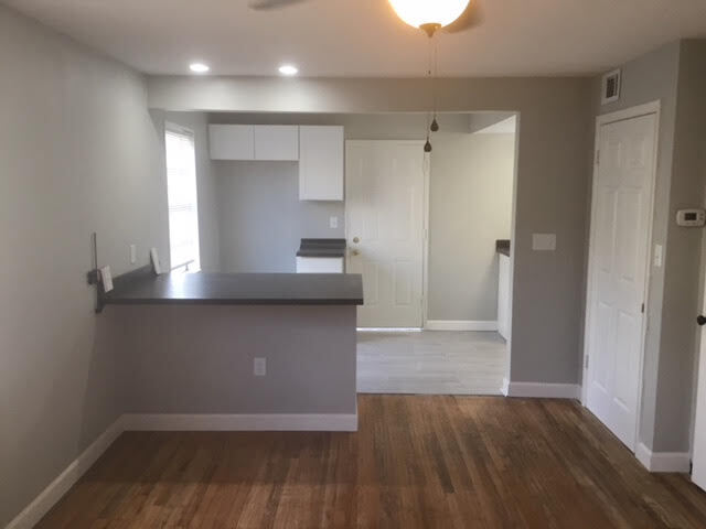Building Photo - Newly Renovated Townhome!!