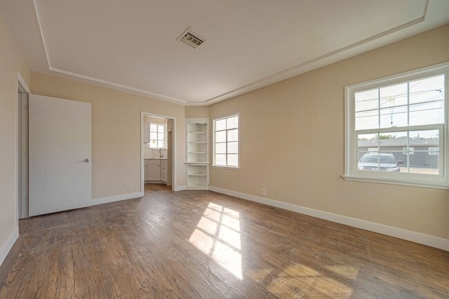 Building Photo - Charming & Convenient Living in the Heart of Downtown Las Vegas