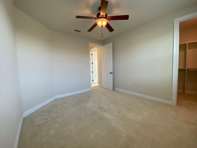 Foto del edificio - Exquisite 6-Bedroom Estate with Private Po...