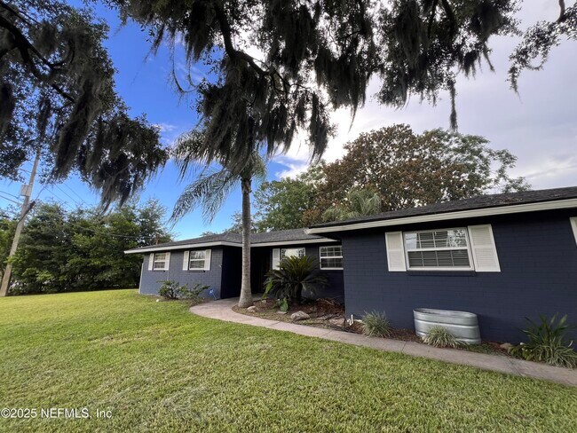 Building Photo - 905 Montego Rd E