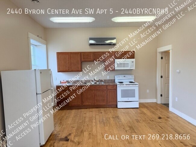 Foto del edificio - 2440 Byron Center Ave SW