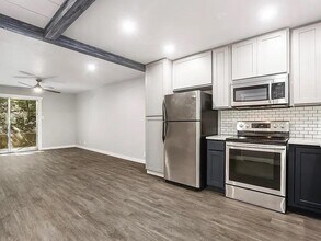 Building Photo - 5330 Balcones Dr