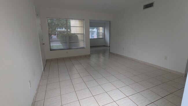 Foto del edificio - 235 Bird Rd