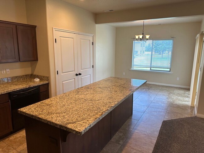 Building Photo - Beautiful 3-Bed, 2-Bath Townhome in Americ...