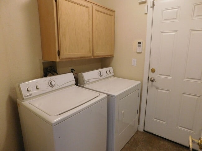 Building Photo - GORGEOUS SINGLE STORY WITH MANY UPGRADES*3 BEDROOMS*SPARKLING POOL AND SPA!