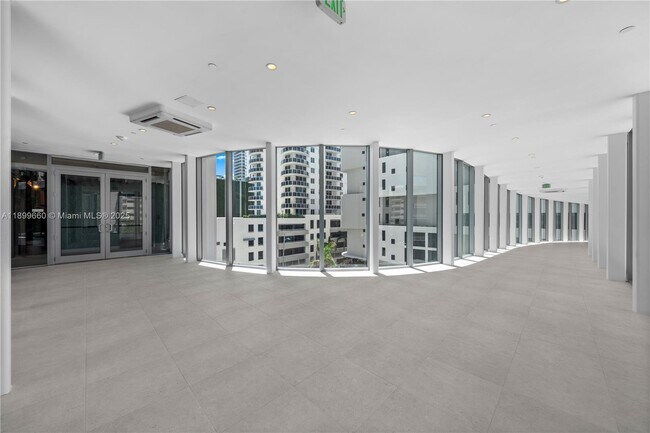 Foto del edificio - 700 NE 24th St