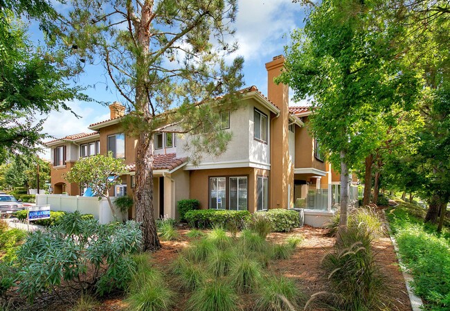 Building Photo - Gorgeous Townhome