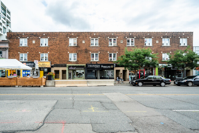 Building Photo - NEWLY RENOVATED ONE BEDROOM APARTMENT