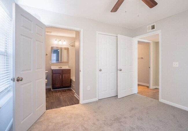 Foto del edificio - Riverwood Park Apartments