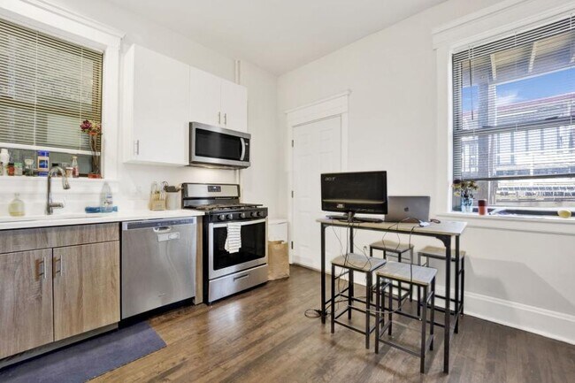 Building Photo - 1 bedroom in Chicago IL 60613