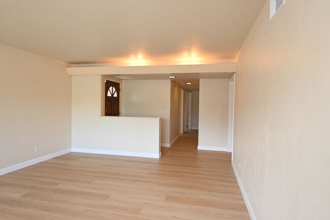 Foto del edificio - Beautiful home with AC in PRIME Santa Clar...