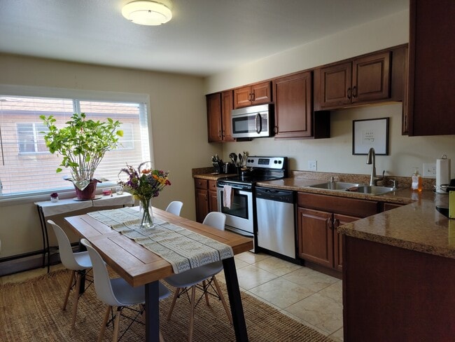 Building Photo - 133 S 18th Ave