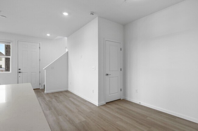 Building Photo - ***$500 off Move-In Special if moved in by...