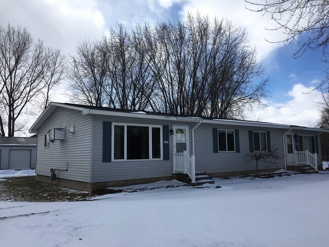 Building Photo - 2635 Shorehaven Ln