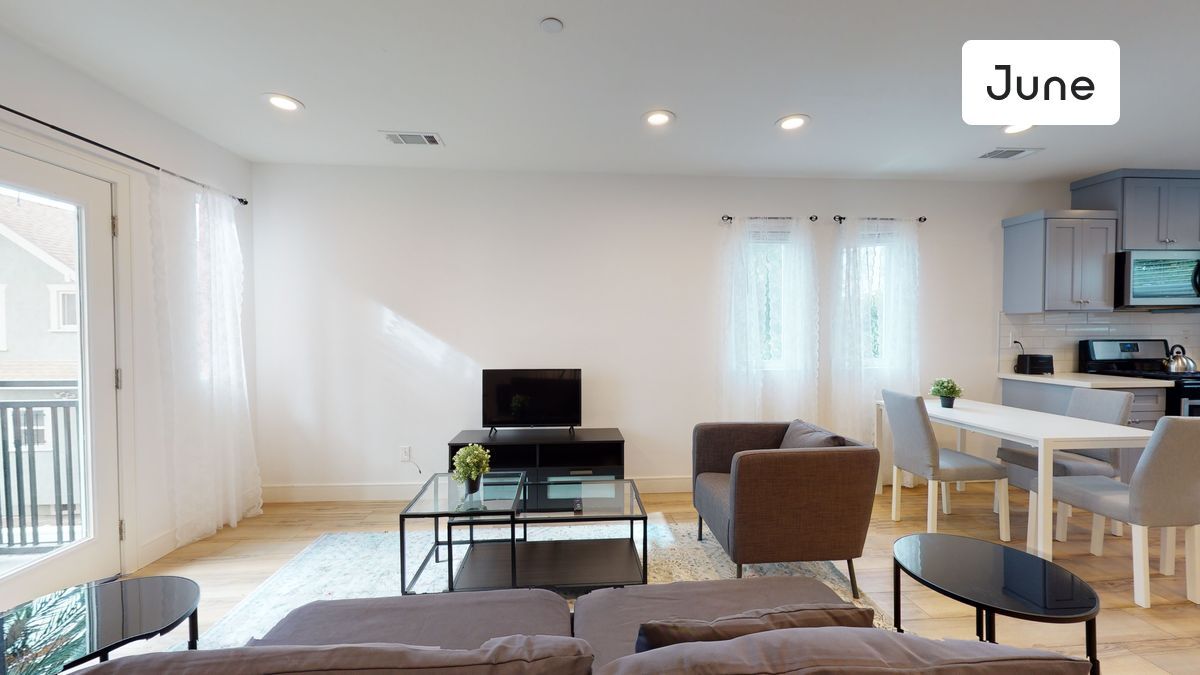 Primary Photo - 1233 1/2 West 39th Pl