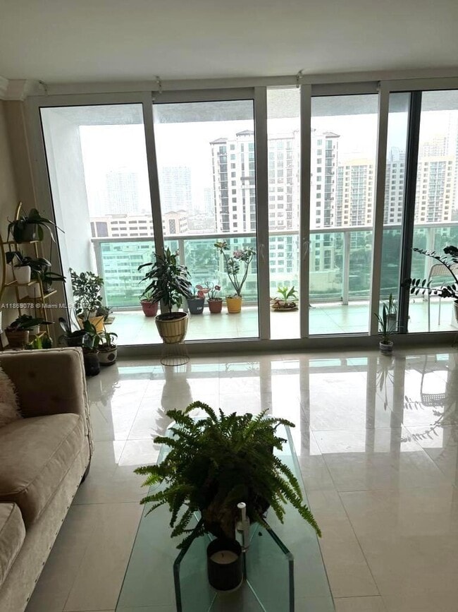 Foto del edificio - 100 Bayview Dr
