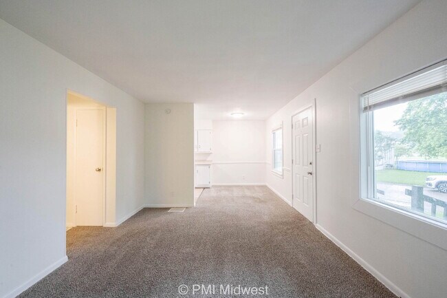 Foto del edificio - "Cozy 2-Bedroom Gem in Indianapolis – Your...