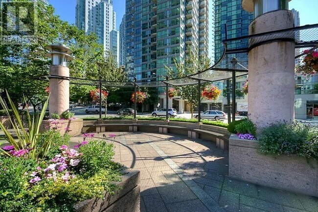 Photo du bâtiment - 588-588 Broughton St