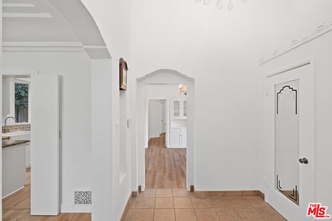 Building Photo - 357 S La Peer Dr