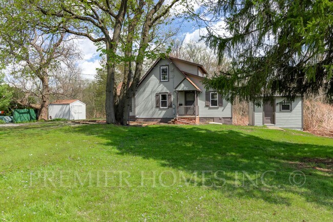 Foto del edificio - 3 Bed Home with Large Yard & Storage Shed – $1,595/mo