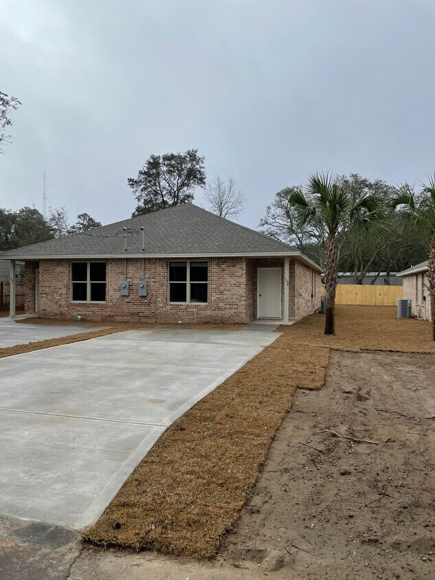 Primary Photo - 108 Poppy St