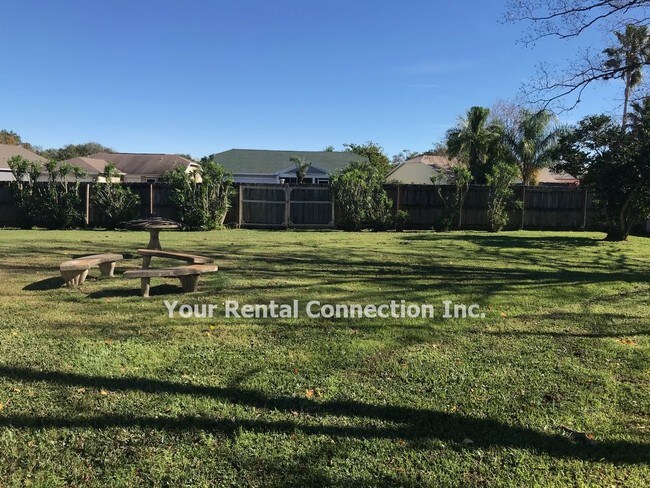 Building Photo - 2055 Woodbriar Loop S