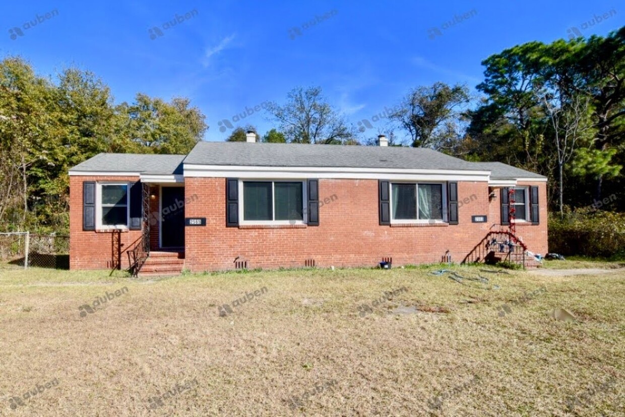 Primary Photo - Charming 2-Bedroom Home Off Deans Bridge R...