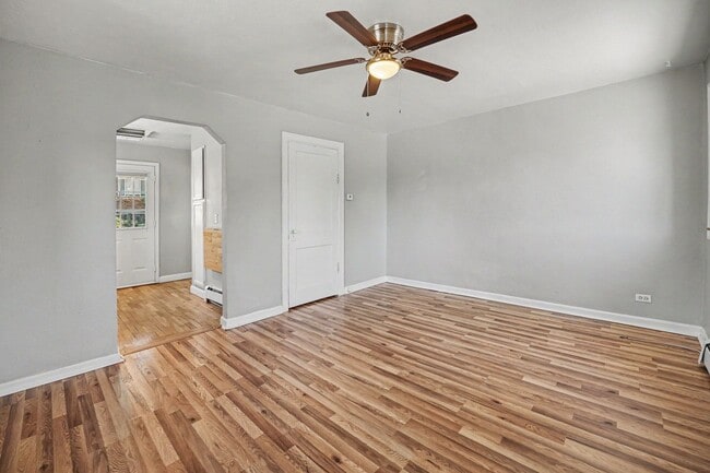 Building Photo - Studio Apartment Close to South Broadway!