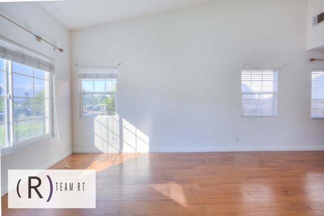 Foto del edificio - A Captivating and Charming 2 Story Home Ne...