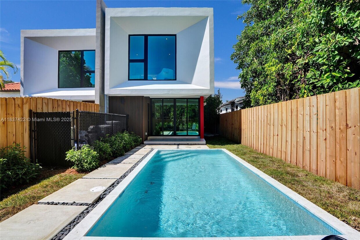 Foto principal - 3645 SW 1st Ave