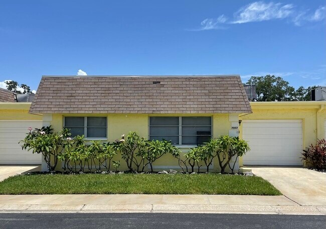 Foto del edificio - FULLY FURNISHED Condo For Rent in Pinellas...