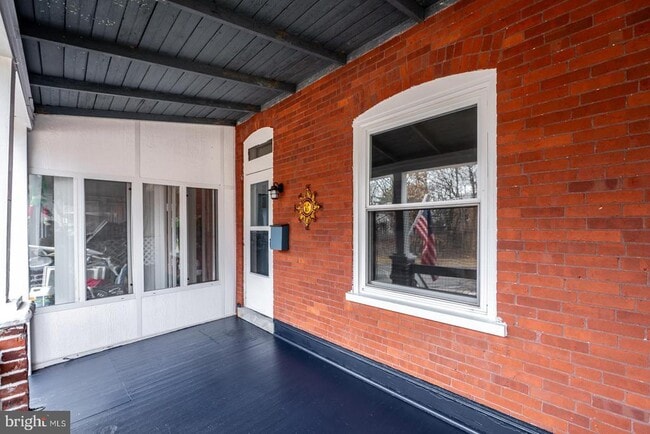 Foto del edificio - 220 Railroad Ave