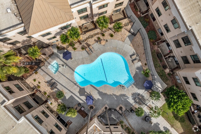Vista aérea de piscina de 90 grados - Sunrise Station