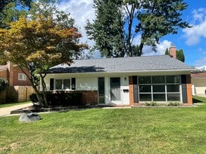 Building Photo - 1215 Sycamore Dr