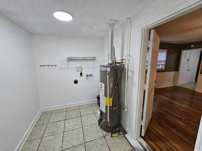 Building Photo - 606 Louise Dr W