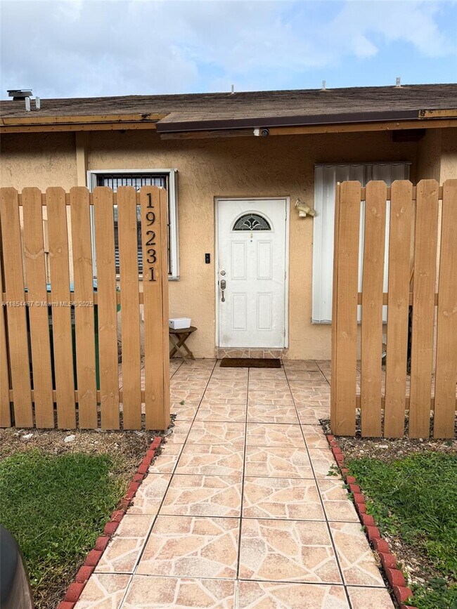 Foto del edificio - 19231 NW 67th Pl