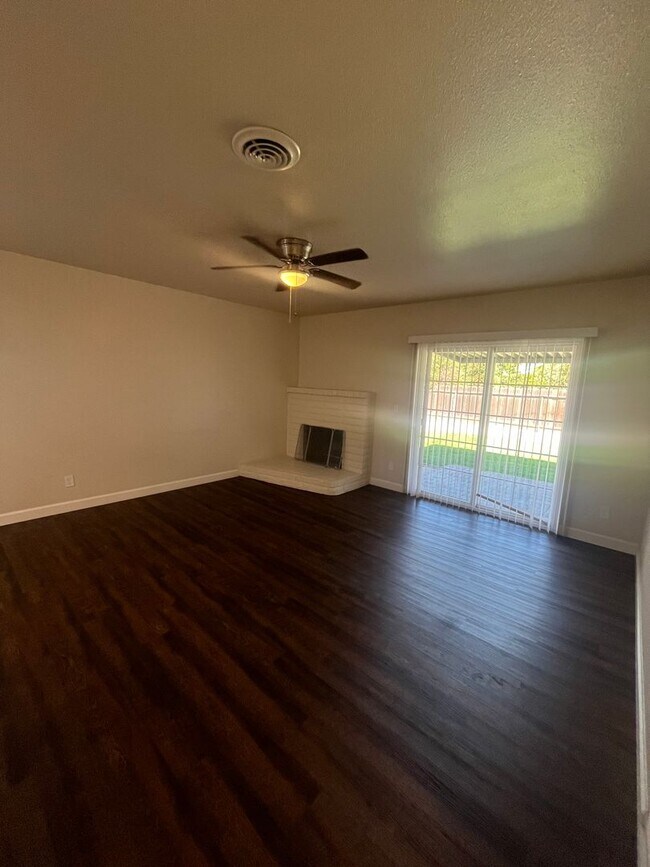Foto del edificio - Beautiful 3 Bed 2 bath Home with Spacious backyard!